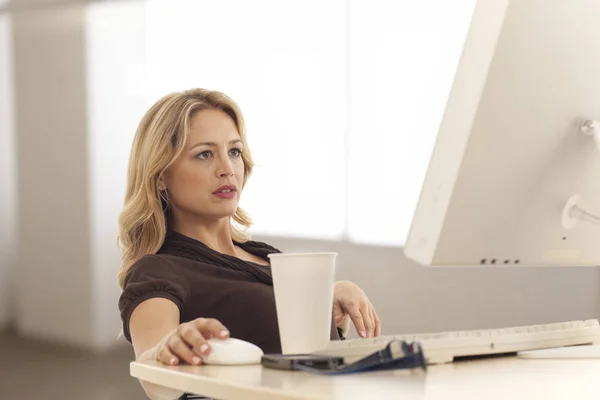 Joven Mujer Negocios Mirando Computadora Interior Edificio Oficinas — Foto de Stock