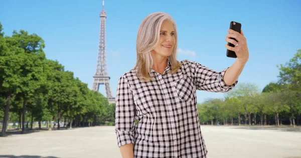 Ώριμη Λευκή Γυναίκα Παίρνει Μια Selfie Στο Παρίσι Τον Πύργο — Φωτογραφία Αρχείου