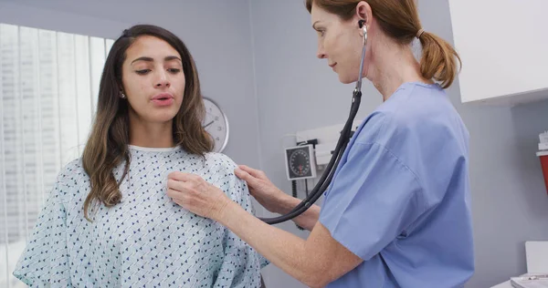 Enfermera Mediana Edad Que Usa Estetoscopio Para Examinar Pacientes Jóvenes — Foto de Stock