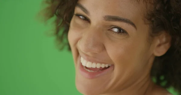 Close Alegre Menina Millennial Preto Olhando Para Câmera Tela Verde — Fotografia de Stock