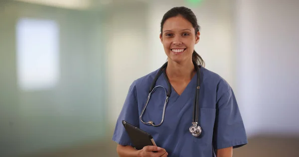 Szczęśliwy Tysiąclecia Kobiece Pielęgniarka Lub Lekarz Uśmiecha Się Kamery Szpitalu — Zdjęcie stockowe