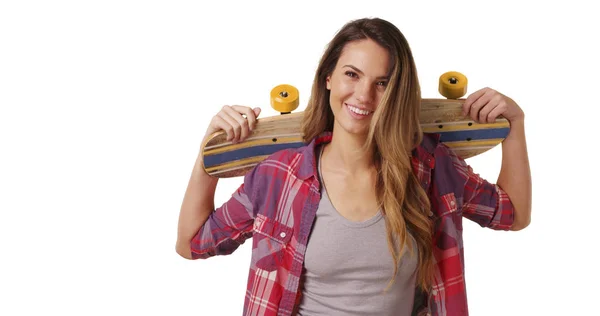 Millennial Girl Posiert Mit Skateboard Auf Schultern Studio Mit Kopierraum — Stockfoto