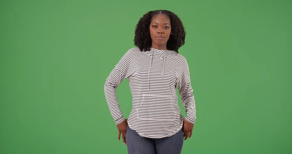 Mulher Negra Confiante Vestindo Capuz Listrado Posando Tela Verde — Fotografia de Stock