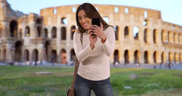 Χαριτωμένο Λατινική Γυναίκα Στη Ρώμη Λαμβάνοντας Εικόνα Του Φίλου Όπως — Φωτογραφία Αρχείου
