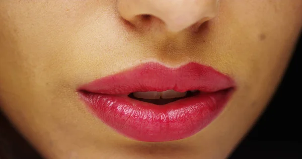 Die Roten Üppigen Lippen Der Hispanischen Frau — Stockfoto