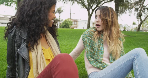 Amigos Cercanos Sentados Aire Libre Hablando —  Fotos de Stock