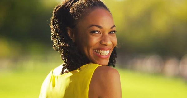 Mulher Negra Bonito Sorrindo Parque — Fotografia de Stock