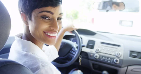 アフリカの女性は電話で交通テキストメッセージで立ち往生 — ストック写真