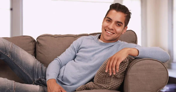 Retrato Joven Hispano Guapo Sentado Sofá Sala Estar Sonriendo Cámara —  Fotos de Stock