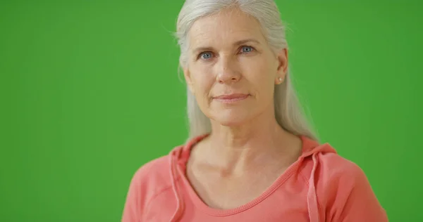 Uma Mulher Mais Velha Olhando Sombrio Tela Verde — Fotografia de Stock