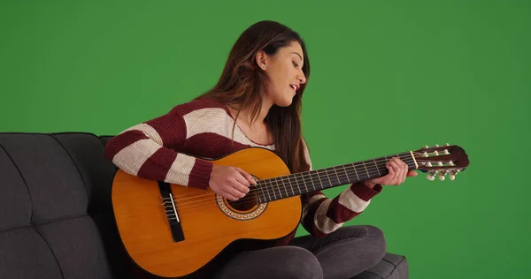 Retrato Mulher Hispânica Bonita Tocando Guitarra Cantando Tela Verde — Fotografia de Stock
