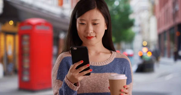 Primer Plano Mujer Feliz Leyendo Textos Teléfono Inteligente Reino Unido — Foto de Stock