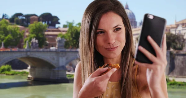 Hübsche Frau Macht Selfie Foto Und Isst Draußen Rom Pizza — Stockfoto