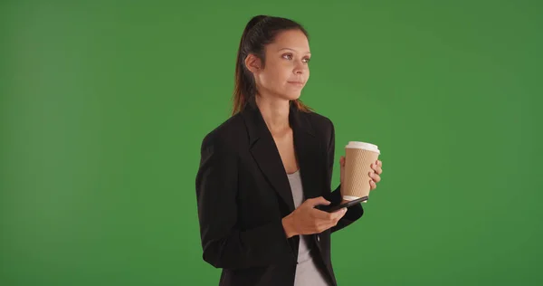 Zamyślony Żeński Fachowiec Kawą Przy Użyciu Telefonu Zielony Ekran — Zdjęcie stockowe