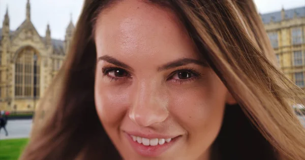 Close Retrato Bela Mulher Caucasiana Sorrindo — Fotografia de Stock