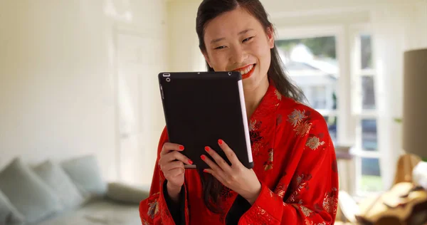 Närbild Tusenåriga Kvinna Video Chatta Med Tablett Från Lägenhet Hem — Stockfoto