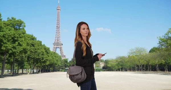 Αρκετά Καυκάσιος Γυναίκα Στο Παρίσι Χρησιμοποιώντας Χάρτη Στο Smartphone — Φωτογραφία Αρχείου