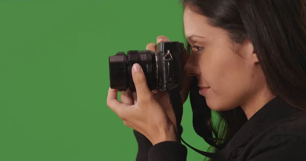 Perfil Fotógrafo Feminino Usando Câmera Para Tirar Fotos Tela Verde — Fotografia de Stock