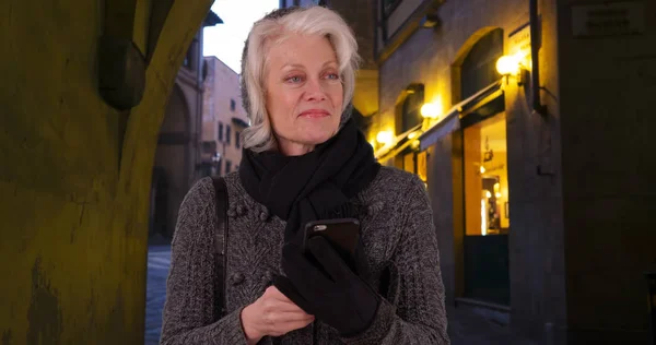 Donna Anziana Turista Firenze Con Smartphone Notte Sorridente — Foto Stock