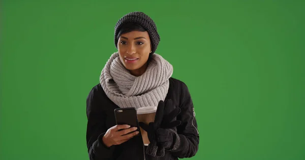 Жінка Телефону Каву Зимовий Одяг Зелений Екран — стокове фото