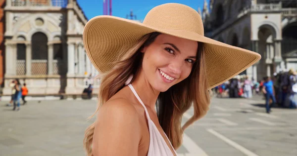 Porträt Einer Lächelnden Und Lachenden Touristin Auf Der Piazza San — Stockfoto