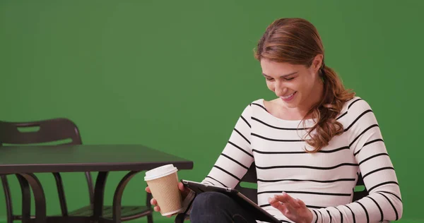 Девушка Смотрит Видео Планшете Кафе Зеленом Экране — стоковое фото