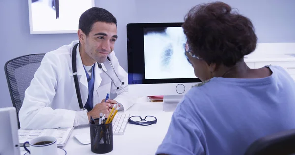 Mujer Negra Mediana Edad Comprobando Con Resultado Radiografía Tórax — Foto de Stock