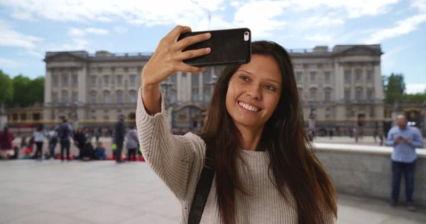 Turismo Mujer Turismo Inglaterra Toma Selfie Teléfono Con Hito Detrás — Foto de Stock