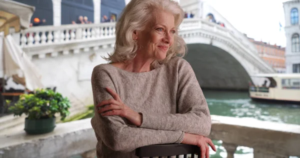 Felice Donna Sorridente Sul Patio Caffetteria Con Vista Sul Canale — Foto Stock