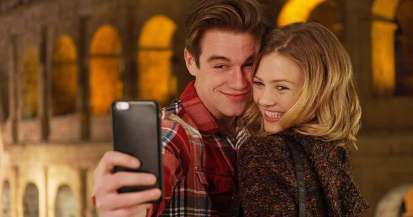 Veselý Mladý Pár Pořizování Selfie Před Koloseum Noci — Stock fotografie