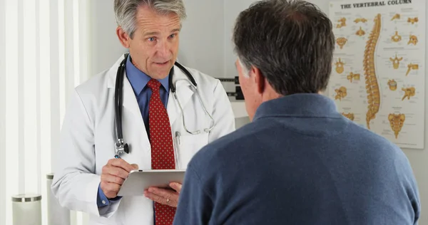 Médecin Posant Des Questions Aux Patients Âgés Dans Bureau — Photo