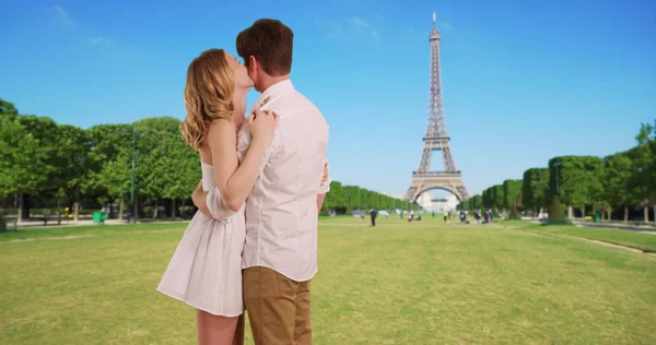 愉快的白种人夫妇在巴黎度蜜月 — 图库照片