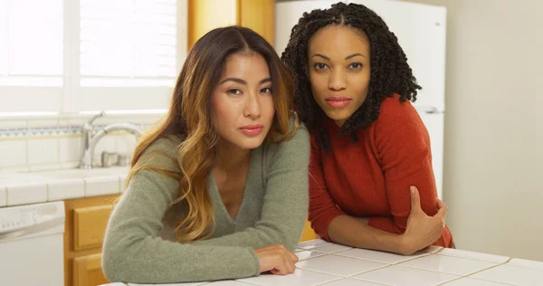 Two Women Leaning Kitchen Counter Looking Camera — Stock Photo, Image