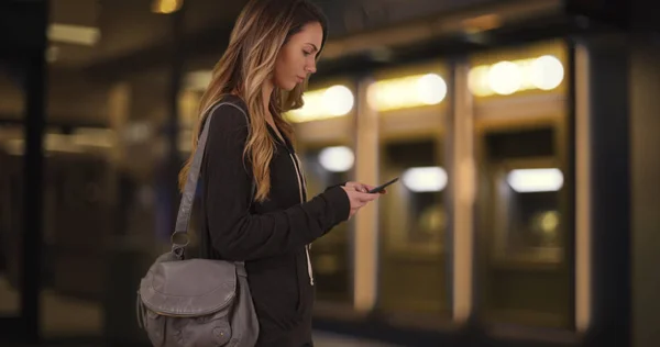 Jonge Vrouw Haar 20S Berichtafhandeling Mobiele Telefoon Centrum Avond — Stockfoto