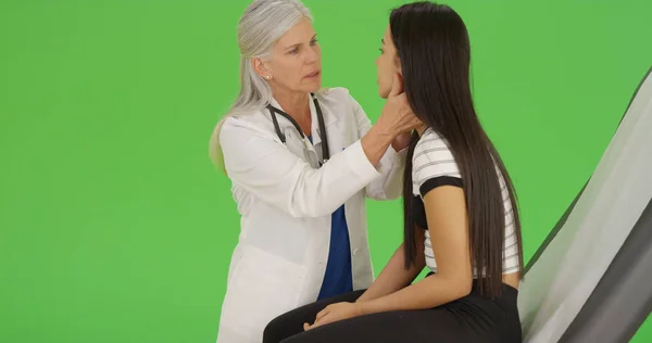 Médico Mais Velho Faz Check Para Uma Jovem Tela Verde — Fotografia de Stock