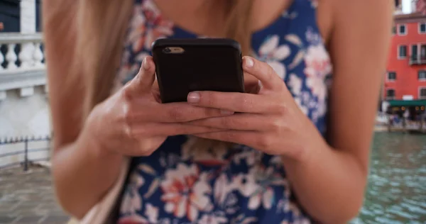 Extrémní Detail Mladých Ženách Ruce Textilie Telefonem Benátkách — Stock fotografie