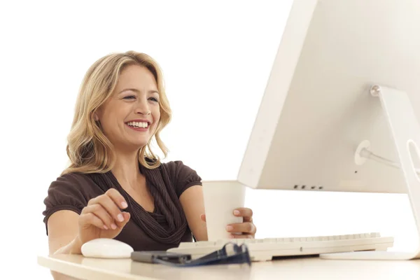 Junge Geschäftsfrau Schaut Auf Computer — Stockfoto