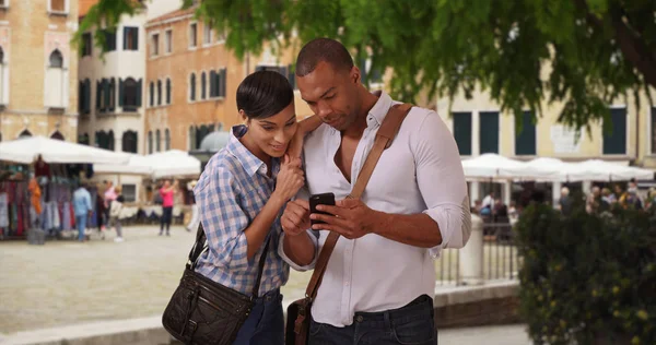 Namorado Africano Namorada Itália Olhar Para Vídeo Smartphone — Fotografia de Stock