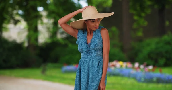 Femme Africaine Élégante Jouit Une Atmosphère Relaxante Parc Public Luxuriant — Photo