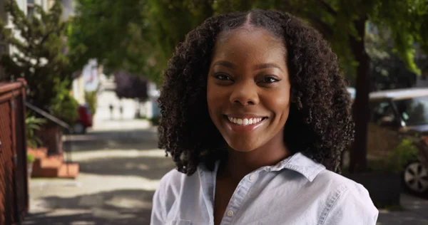 Zbliżenie Całkiem Czarne Kobiety Stojącej Cichej Mieszkalnej Ulica Uśmiechający Się — Zdjęcie stockowe