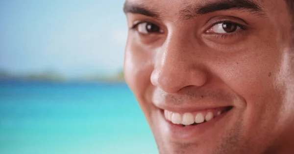Primer Plano Feliz Sonriente Turista Millennial Hispano Junto Océano Playa —  Fotos de Stock