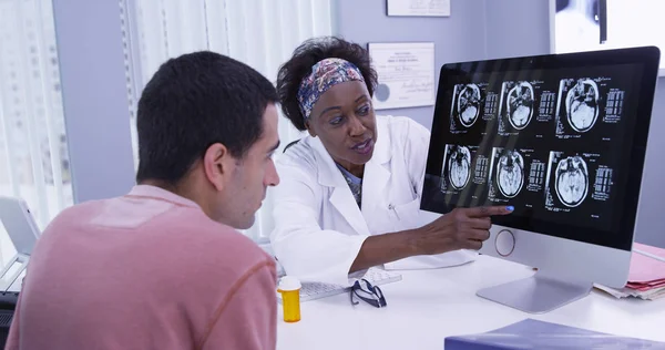 Használ Számítógép Hoz Mutat Intelligens Női Orvos Ellenőrzi Beteg Agyi — Stock Fotó