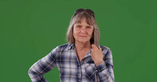 Senior Kaukasische Vrouw Boerderij Gereedschap Staande Houden Groen Scherm — Stockfoto