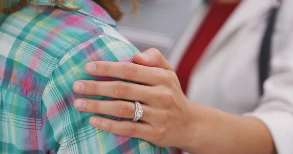 Närbild Unga Gifta Läkare Att Placera Handen Patienter Axel — Stockfoto