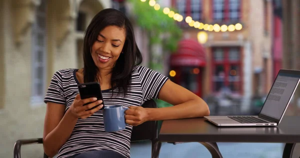 Alegre Hembra Negra Tomando Descanso Del Trabajo Mensajes Texto Amigo — Foto de Stock