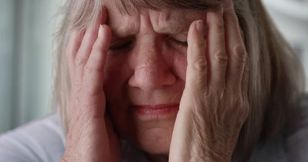 Nahaufnahme Einer Gestressten Seniorin Mit Schmerzverzerrtem Gesicht Ihrem Haus — Stockfoto