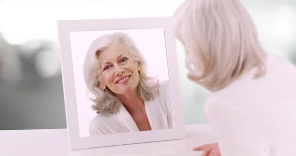 Schöne Kaukasische Seniorin Sieht Sich Selbst Spiegel Sauberer Weißer Umgebung — Stockfoto