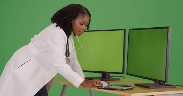 Médecin Femme Noire Bureau Avec Des Ordinateurs Écran Vert Aide — Photo