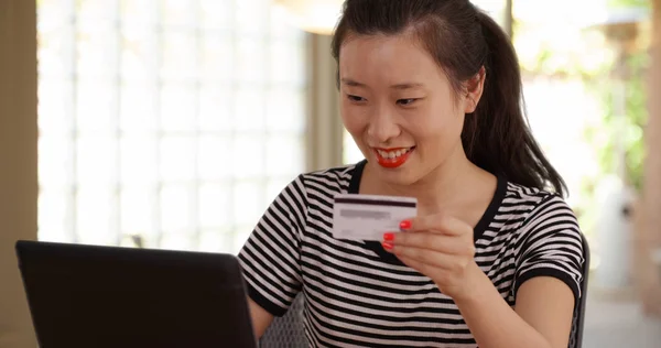 Giovane Donna Asiatica Che Paga Bollette Internet Sul Computer Portatile — Foto Stock