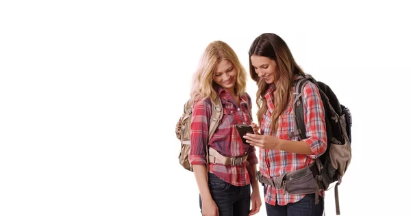 Retrato Dois Mochileiros Femininos Brancos Usando Smartphone Espaço Cópia Branca — Fotografia de Stock